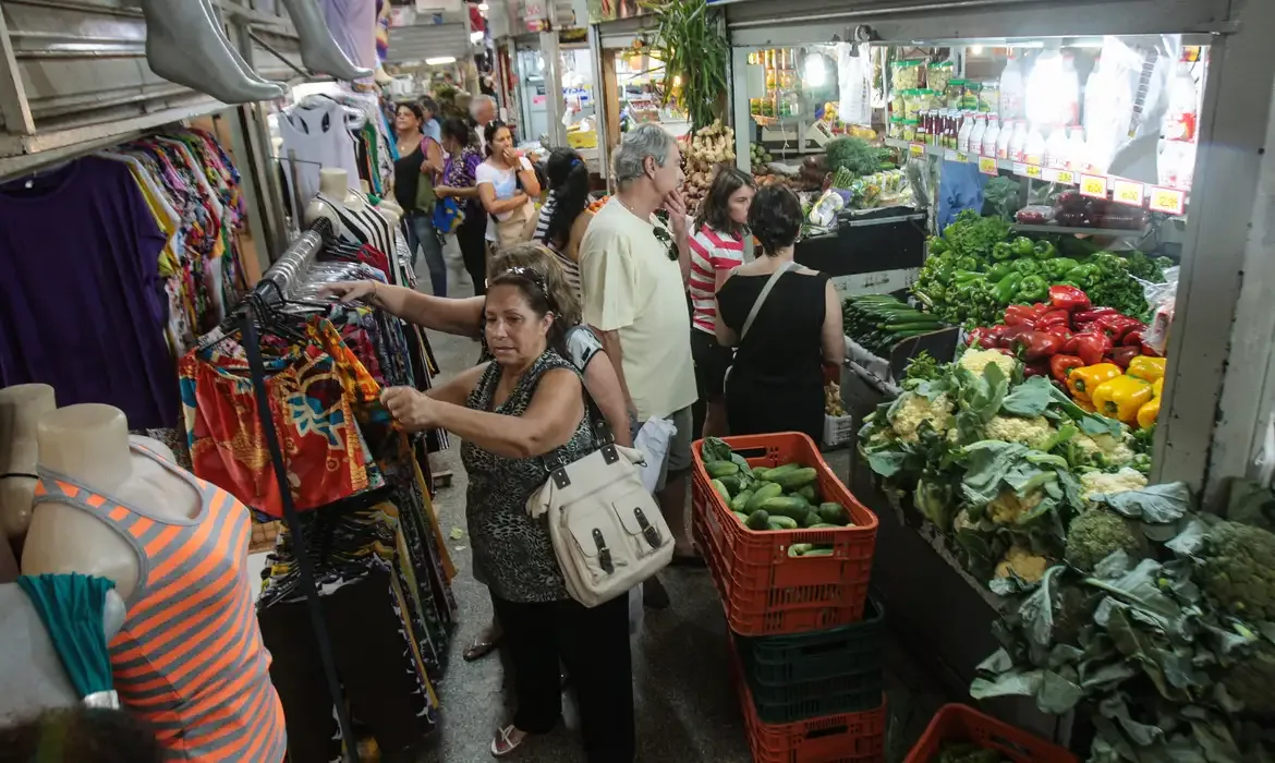 Cortes nos benefícios sociais podem frear economia de cidades do interior